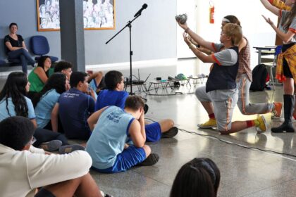 peca-teatral-hora-da-saida-alerta-para-riscos-do-cyberbullying