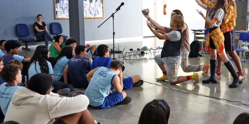 peca-teatral-hora-da-saida-alerta-para-riscos-do-cyberbullying