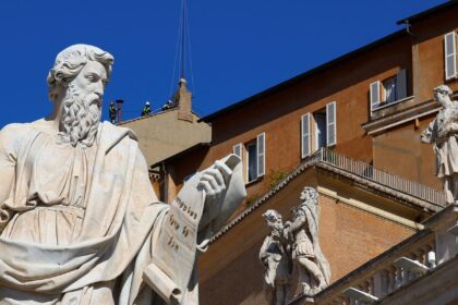 instalada-na-capela-sistina-chamine-que-anunciara-o-novo-papa