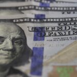 dolar-inicia-mes-em-baixa-com-chances-de-negociacao-entre-eua-e-china