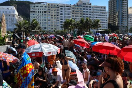 fas-de-lady-gaga-acampam-nas-areias-de-copacabana-para-ver-show