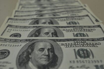 dolar-sobe-para-r$-5,68-com-dados-fortes-da-economia-dos-eua