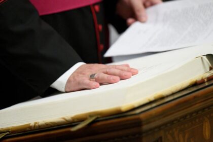 cardeais-entram-em-reclusao-antes-do-conclave-para-eleger-novo-papa
