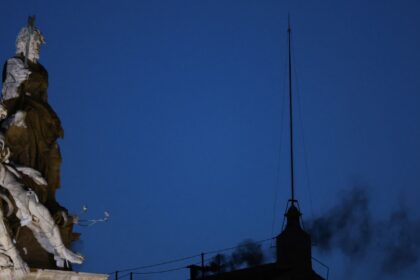 fumaca-preta:-cardeais-ainda-nao-escolheram-papa