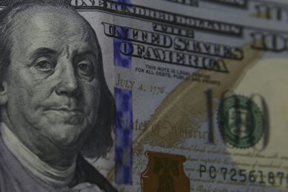 dolar-sobe-para-r$-5,74-a-espera-de-copom