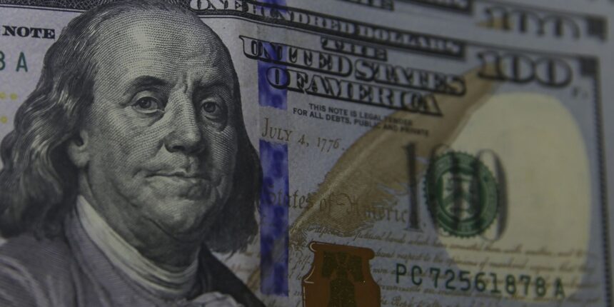 dolar-sobe-para-r$-5,74-a-espera-de-copom