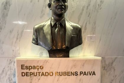 ato-contra-pl-da-anistia-e-realizado-em-frente-a-busto-de-rubens-paiva