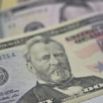 dolar-cai-para-r$-5,66-apos-copom-e-acordo-entre-eua-e-reino-unido