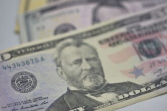 dolar-cai-para-r$-5,66-apos-copom-e-acordo-entre-eua-e-reino-unido