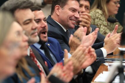 ccj-da-camara-aprova-suspensao-da-acao-contra-bolsonaro-e-ramagem
