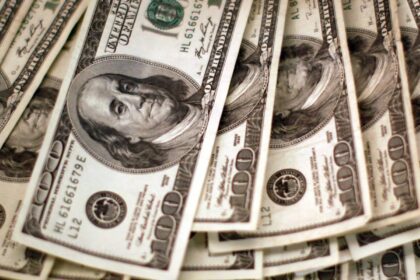 dolar-sobe-para-r$-5,68-com-anuncio-de-acordo-entre-eua-e-china