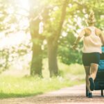 pesquisadores-em-biomecanica-apontam-efeitos-e-riscos-de-correr-empurrando-um-carrinho-de-bebe