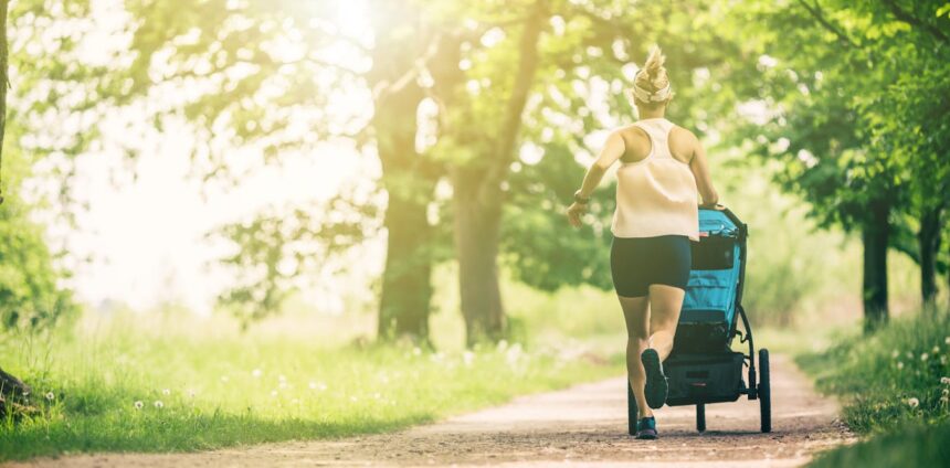 pesquisadores-em-biomecanica-apontam-efeitos-e-riscos-de-correr-empurrando-um-carrinho-de-bebe