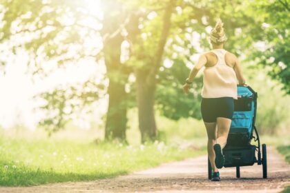 pesquisadores-em-biomecanica-apontam-efeitos-e-riscos-de-correr-empurrando-um-carrinho-de-bebe
