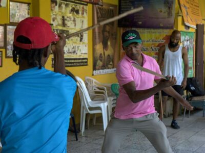 os-ultimos-mestres-da-esgrima-com-machete-afro-colombiana-lutam-para-preservar-a-sua-tradicao