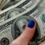 dolar-cai-para-r$-5,60,-e-bolsa-fecha-em-maxima-historica