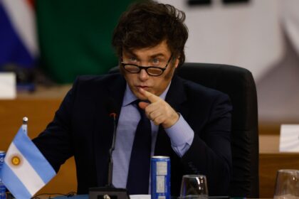 milei-restringe-imigracao-e-permanencia-de-estrangeiros-na-argentina