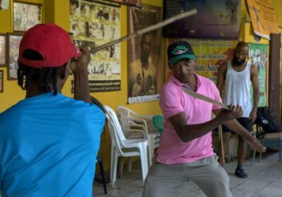 os-ultimos-mestres-da-esgrima-com-machete-afro-colombiana-lutam-para-preservar-a-sua-tradicao