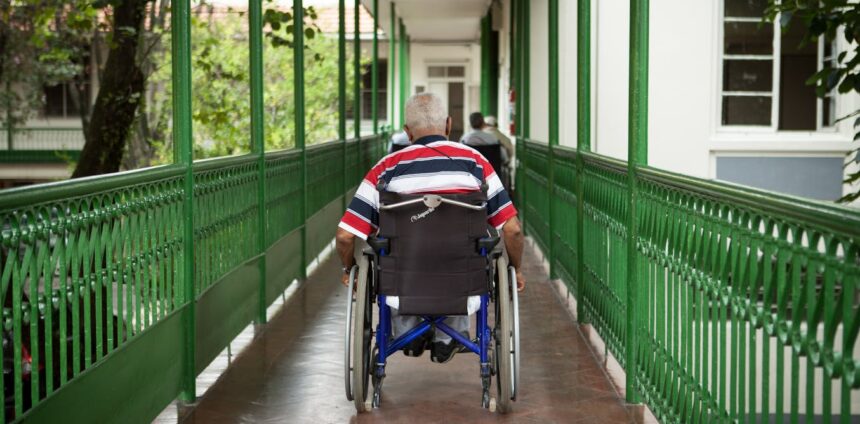 na-velhice,-dependencia-funcional-aumenta-isolamento-social-e-afeta-a-saude-mental