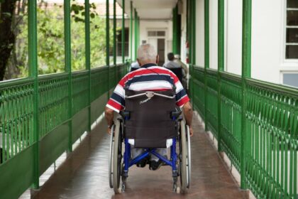 na-velhice,-dependencia-funcional-aumenta-isolamento-social-e-afeta-a-saude-mental