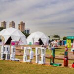 chinelos-descartados-nas-praias-viram-arte-na-bienal-do-lixo