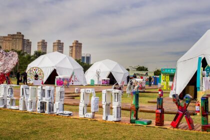 chinelos-descartados-nas-praias-viram-arte-na-bienal-do-lixo