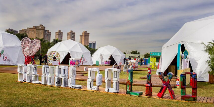 chinelos-descartados-nas-praias-viram-arte-na-bienal-do-lixo