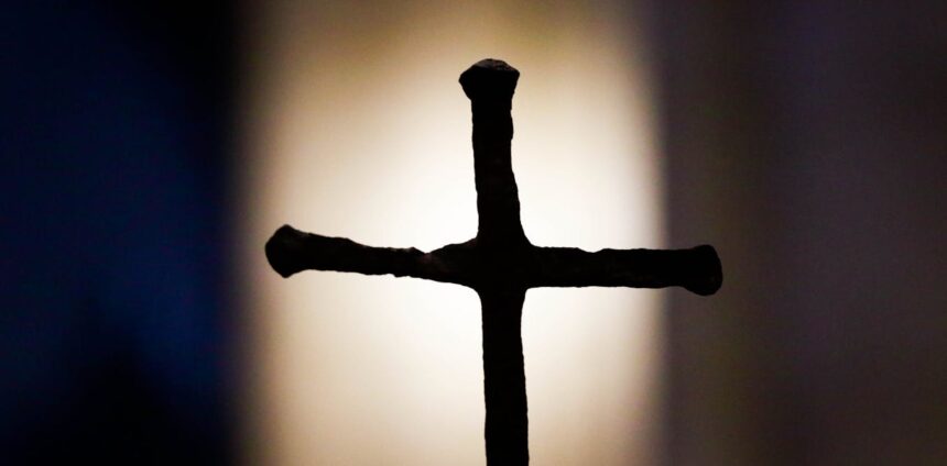 fe-ou-poder?-a-historia-e-os-simbolismos-da-cruz-da-primeira-missa-no-brasil