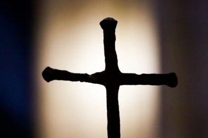fe-ou-poder?-a-historia-e-os-simbolismos-da-cruz-da-primeira-missa-no-brasil