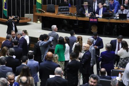 camara-aprova-projeto-que-reajusta-salarios-de-servidores-publicos
