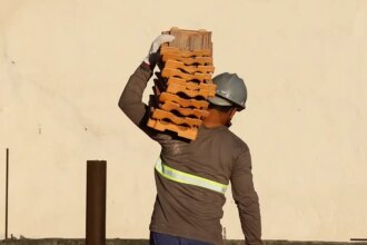 salario-na-construcao-recua-22%-em-dez-anos,-diz-ibge
