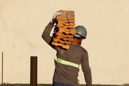 salario-na-construcao-recua-22%-em-dez-anos,-diz-ibge