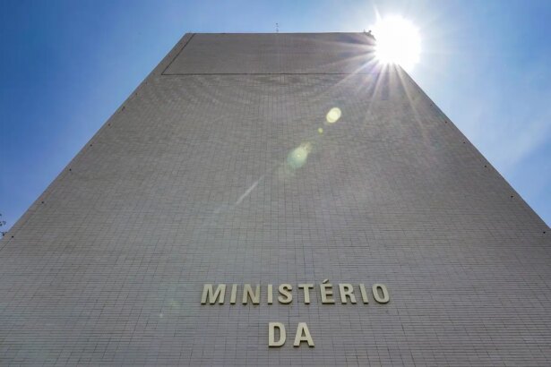 com-precatorios,-previsao-de-deficit-primario-sobe-para-r$-97-bilhoes