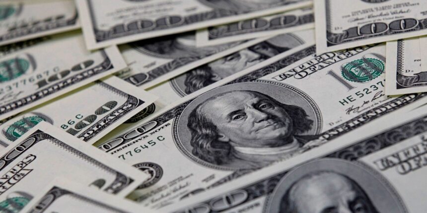 dolar-sobe-para-r$-5,66-com-medidas-sobre-iof