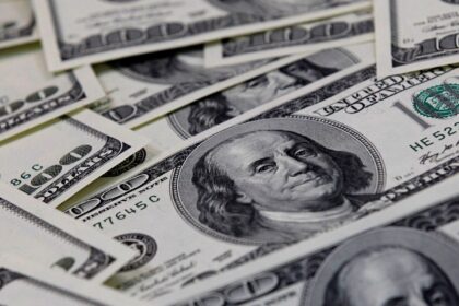 dolar-sobe-para-r$-5,66-com-medidas-sobre-iof