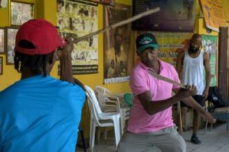 os-ultimos-mestres-da-esgrima-com-machete-afro-colombiana-lutam-para-preservar-a-sua-tradicao
