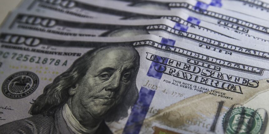 dolar-aproxima-se-de-r$-5,70-com-incertezas-sobre-iof