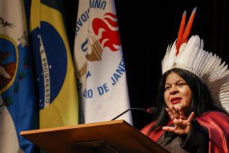 sonia-guajajara-e-a-primeira-indigena-doutora-honoris-causa-da-uerj