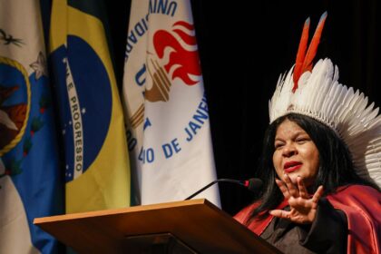 sonia-guajajara-e-a-primeira-indigena-doutora-honoris-causa-da-uerj
