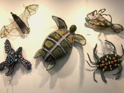 arte-australiana-com-redes-fantasmas:-povos-aborigenes-transformam-lixo-em-tesouro