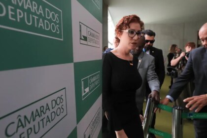 moraes-abre-inquerito-para-investigar-zambelli-por-coacao-e-obstrucao
