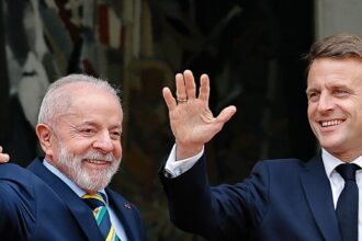 ucrania-e-russia-nao-podem-ser-tratados-em-pe-de-igualdade,-diz-macron