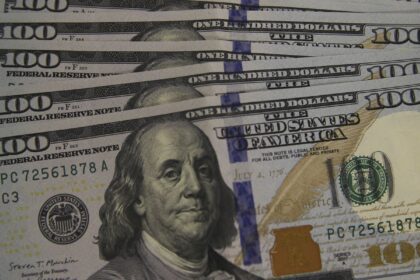 dolar-atinge-menor-valor-em-oito-meses-com-conversa-de-trump-e-jinping