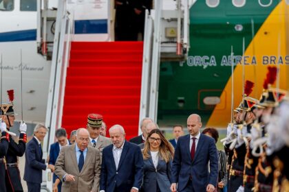 lula-chega-a-paris-para-visita-de-estado-e-encontro-com-empresarios