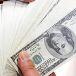 dolar-cai-para-r$-5,57-e-fecha-no-menor-valor-em-8-meses