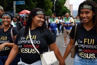 jovens-e-mulheres-puxam-aumento-de-evangelicos-no-pais,-revela-ibge