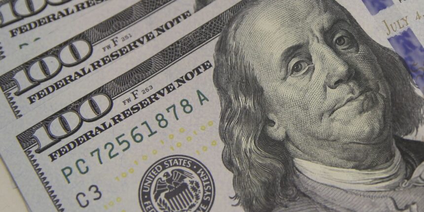 dolar-cai-para-r$-5,56-a-espera-de-pacote-fiscal