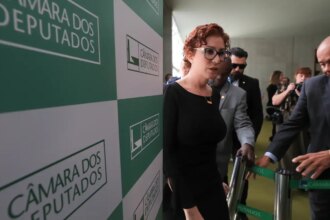 moraes-oficializa-pedido-de-extradicao-de-carla-zambelli