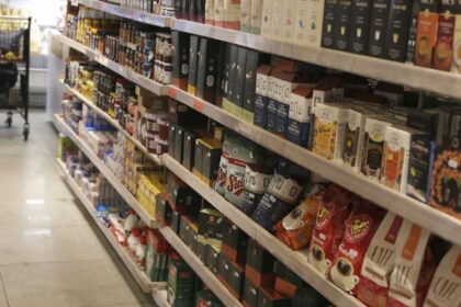 comercio-tem-queda-de-0,4%-em-abril,-depois-de-tres-altas
