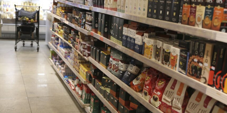 comercio-tem-queda-de-0,4%-em-abril,-depois-de-tres-altas